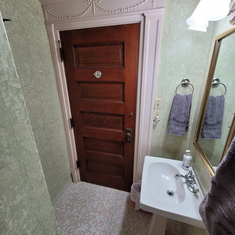 The Weis Mansion Bed Breakfast — Bathroom