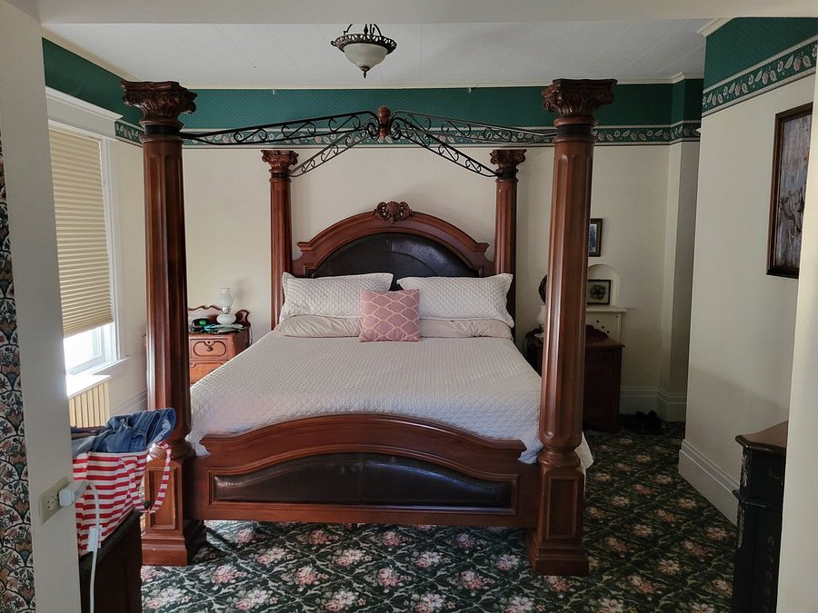 The Weis Mansion Bed Breakfast — Guest room