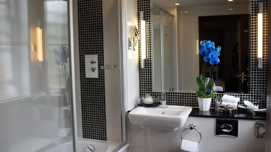 The Wellington By Blue Orchid — Bathroom