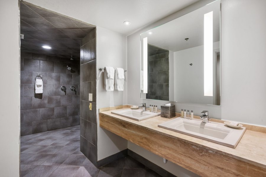 The Wesley by AvantStay — Bathroom