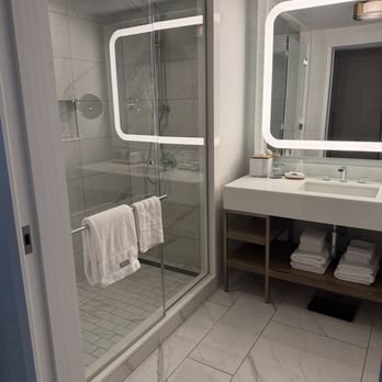 The Westin Anaheim Resort — Bathroom