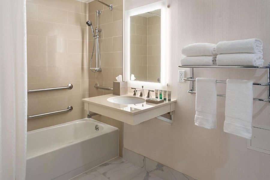 The Westin Atlanta Airport — Bathroom