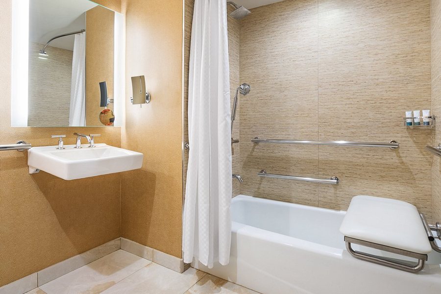 The Westin Crystal City Reagan National Airport — Bathroom