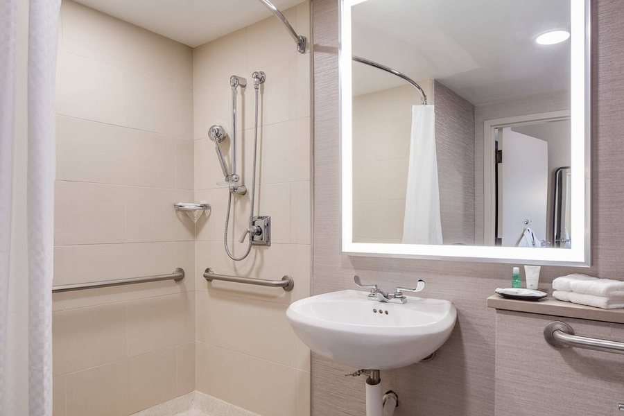 The Westin Kansas City at Crown Center — Bathroom
