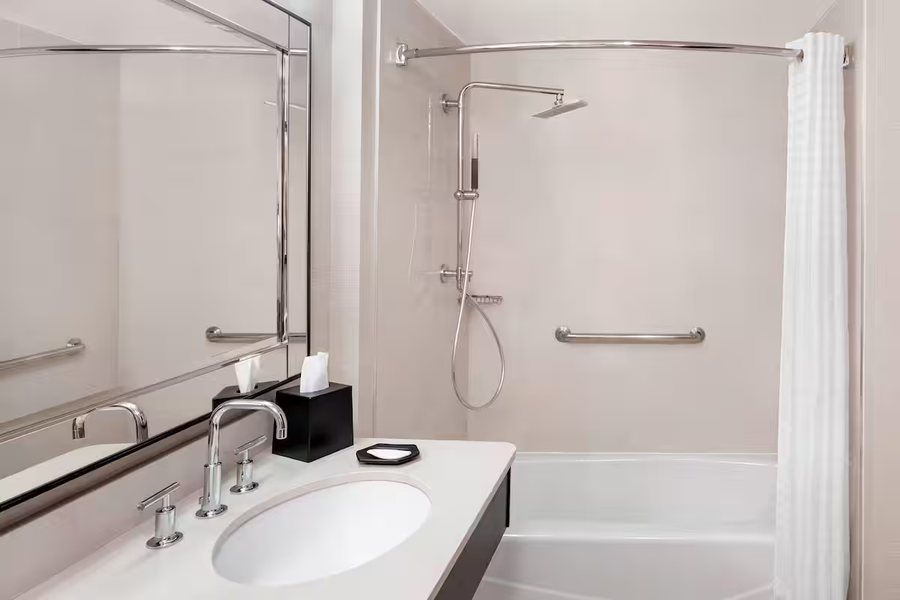 The Westin Peachtree Plaza Atlanta — Bathroom