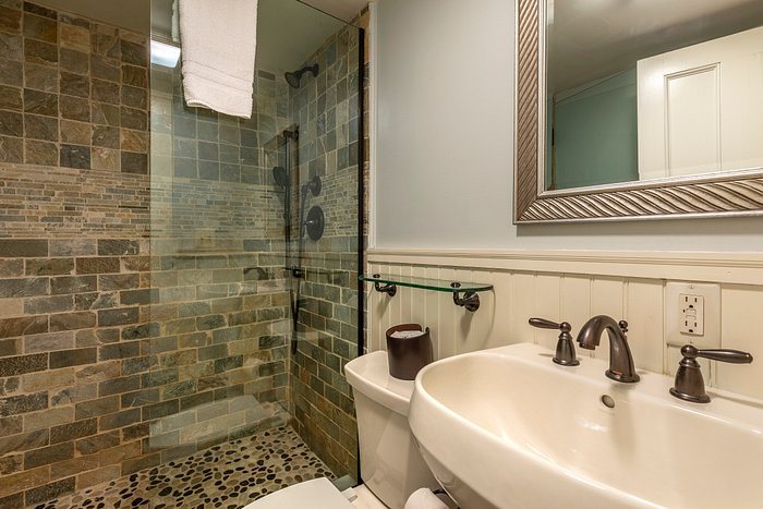 The White House Inn — Bathroom