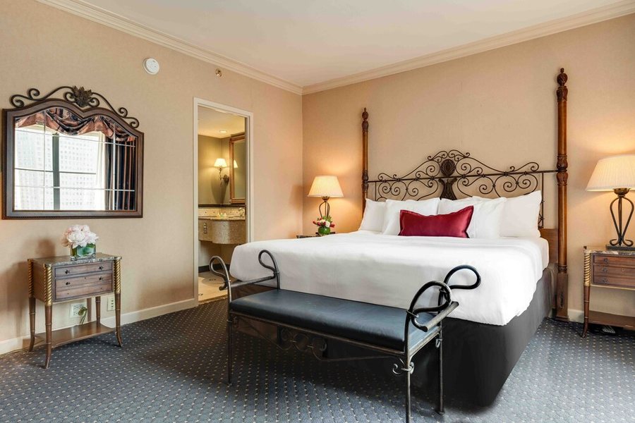 The Whitehall Hotel BW Premier Collection Chicago Illinois — Guest room
