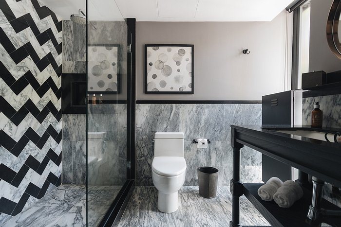 The Wild Oscar — Bathroom