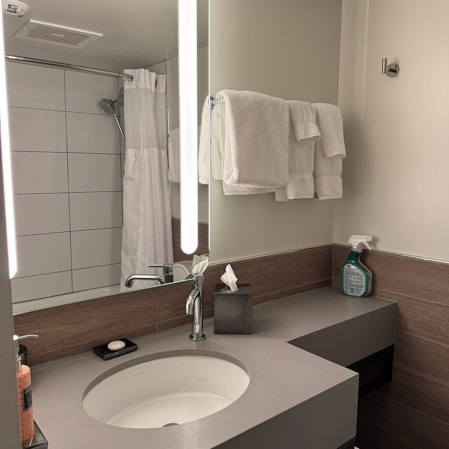 The Wildbirch Hotel JdV by Hyatt Anchorage Alaska — Bathroom