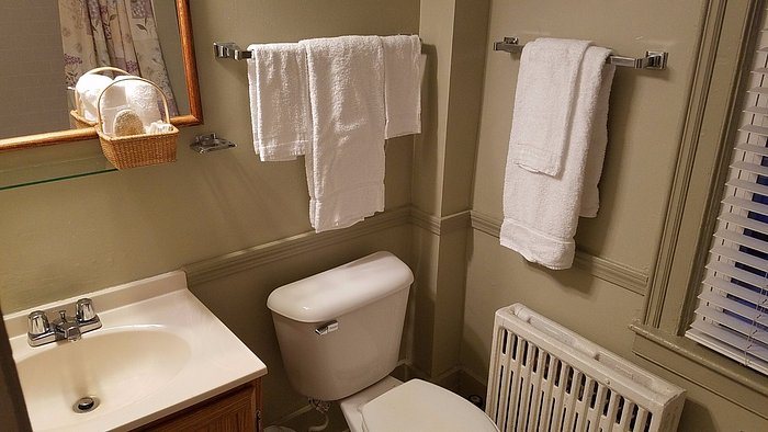 The Williams Inn — Bathroom