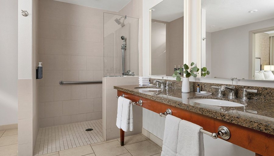 The Willows Historic Inn — Bathroom