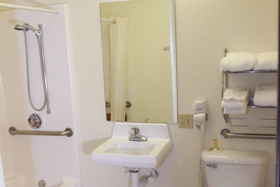 The Willows Inn Bed and Breakfast — Bathroom