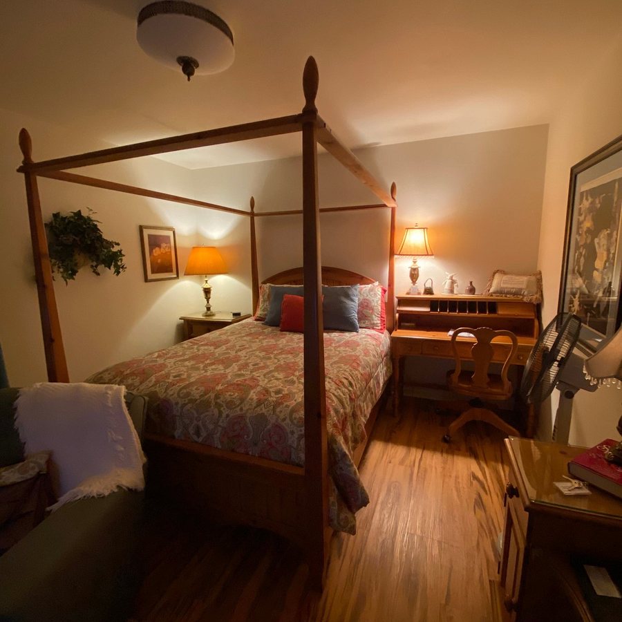 The Willows Inn Bed and Breakfast — Guest room