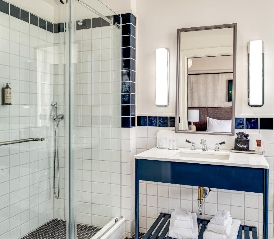 The Windsor Boutique Hotel — Bathroom