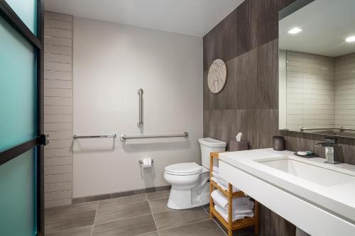 The Windsor Suites Philadelphia Pennsylvania — Bathroom