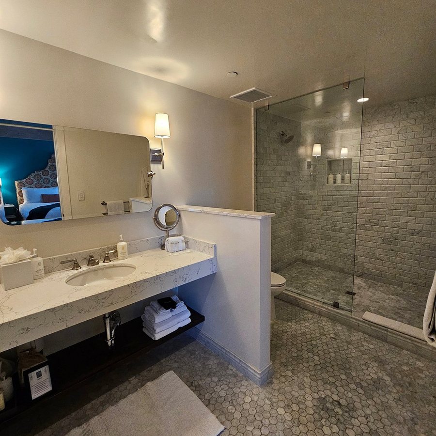 The Winston — Bathroom