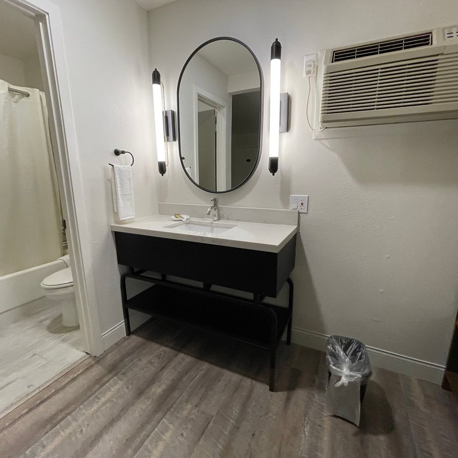 The Woodrose — Bathroom