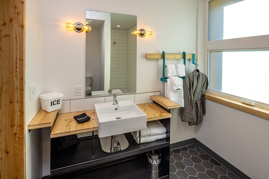 The Wren — Bathroom