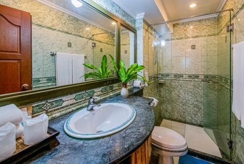 The Yorkshire Hotel — Bathroom