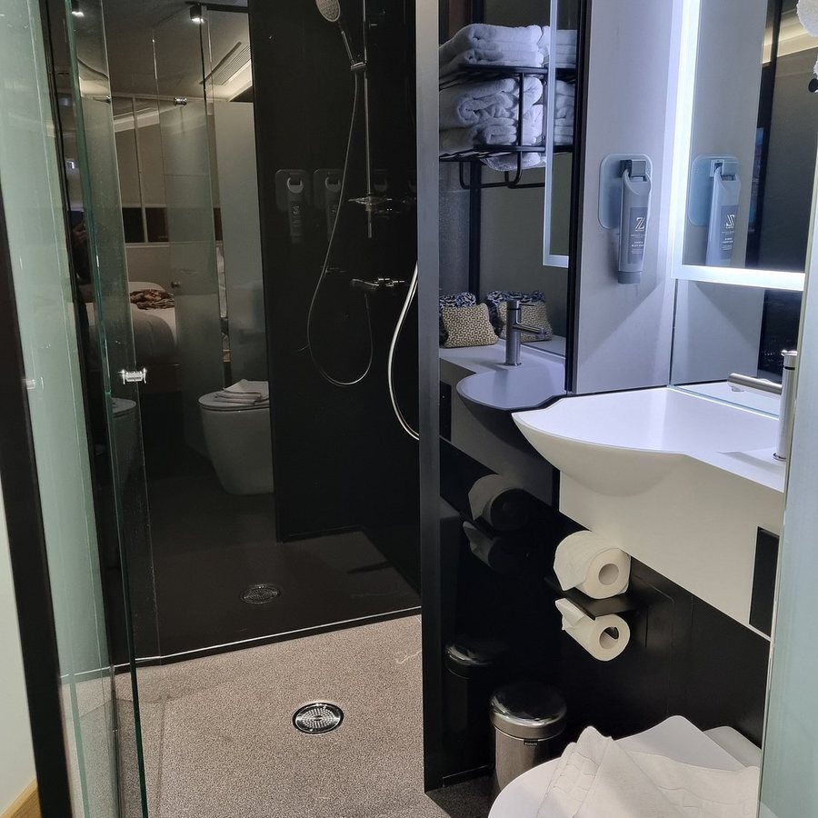 The Z Hotel City London England — Bathroom