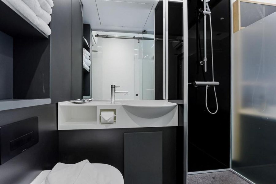 The Z Hotel Piccadilly — Bathroom