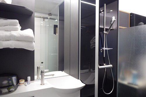 The Z Hotel Strand — Bathroom