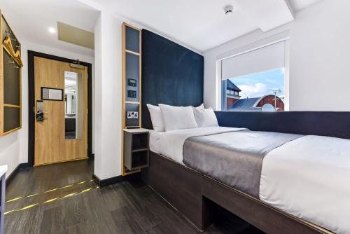 The Z Hotel Strand — Guest room