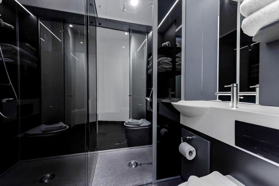 The Z Hotel Trafalgar — Bathroom