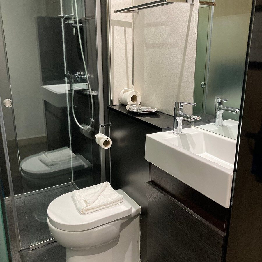 The Z Hotel Victoria — Bathroom