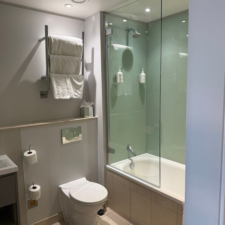 Thistle Piccadilly Hotel — Bathroom