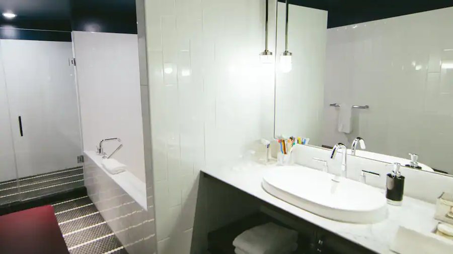 Thompson Chicago by Hyatt — Bathroom