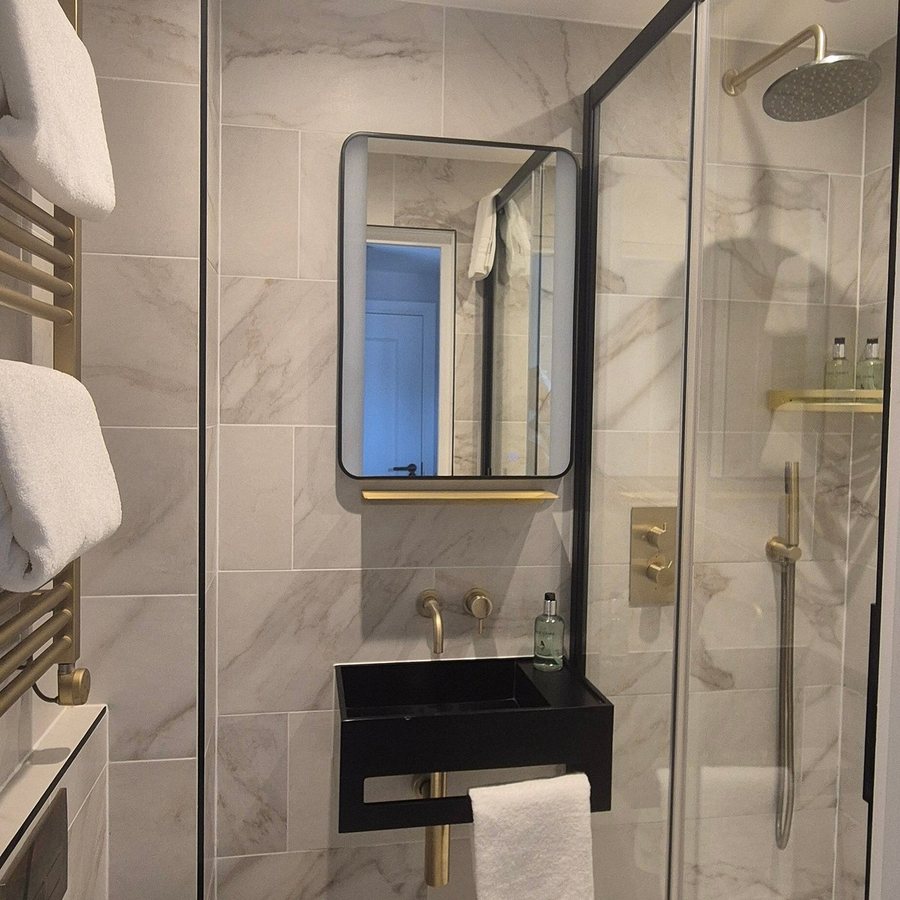 Three Falcons Hotel — Bathroom
