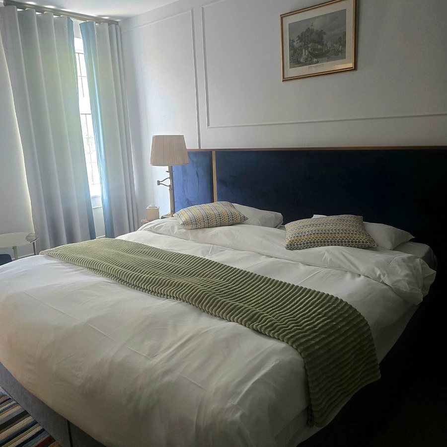 Three Falcons Hotel — Guest room