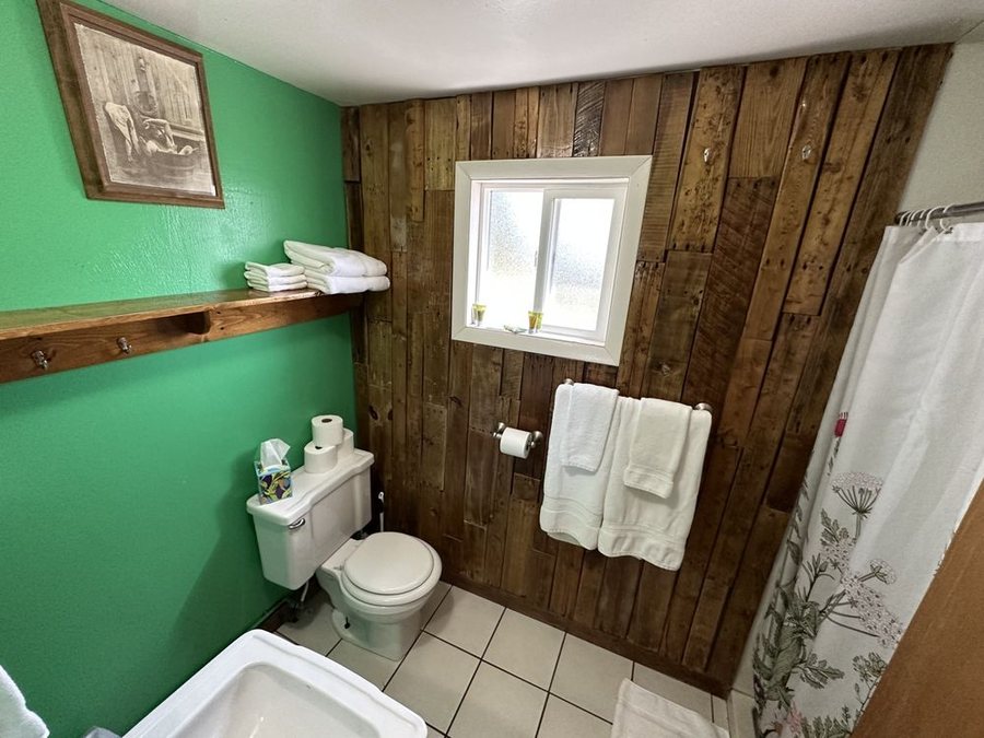 Thunder Mountain Lodge — Bathroom