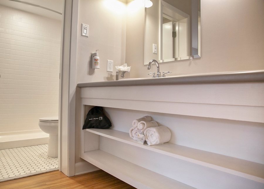 Thunderbird Hotel — Bathroom