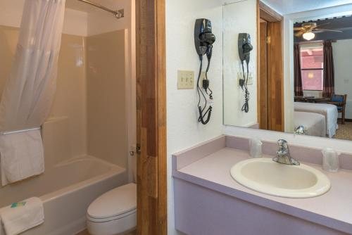 Thunderbird Lodge — Bathroom
