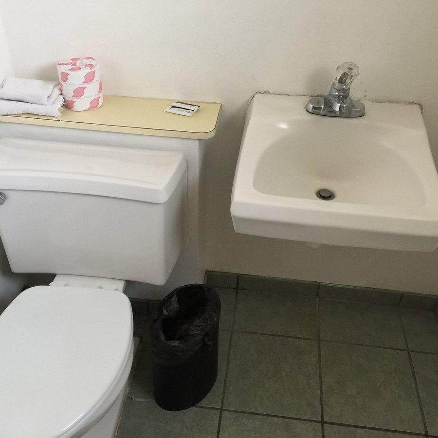 Thunderbird Motel — Bathroom