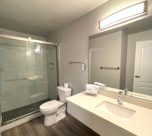 Tides Inn Suites — Bathroom