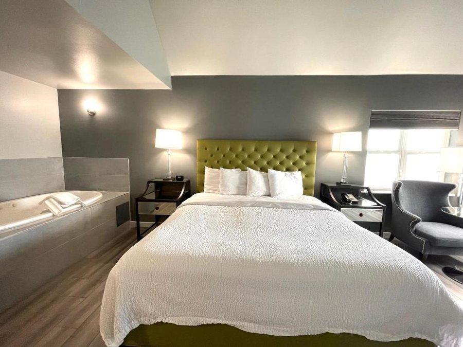 Tides Inn Suites — Guest room