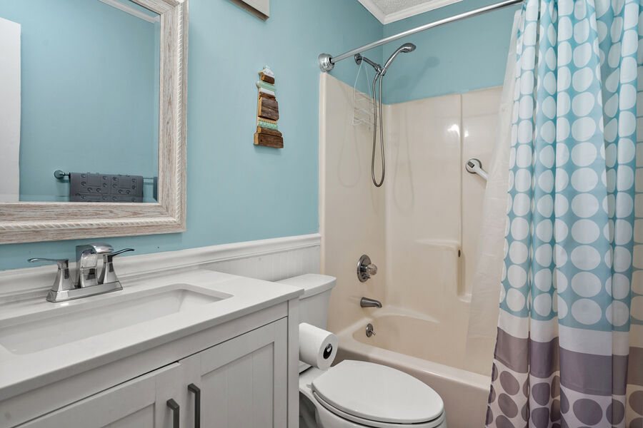 Tilghman Beach Racquet Club — Bathroom