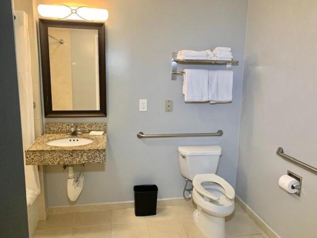 Tilt Hotel Universal Hollywood Ascend Hotel Collection — Bathroom