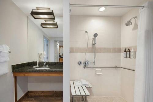 Timber Lodge Inn — Bathroom