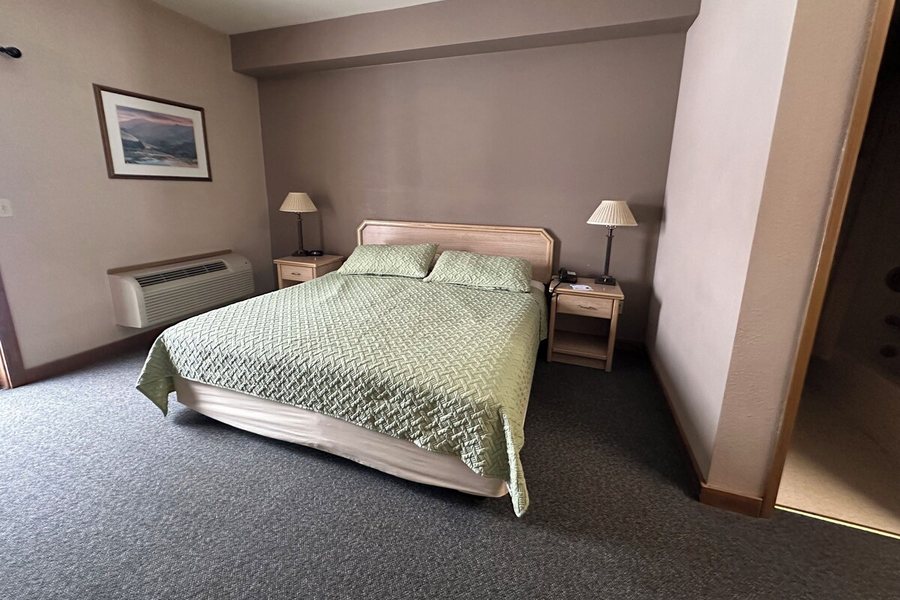 Timber Lodge Inn — Guest room