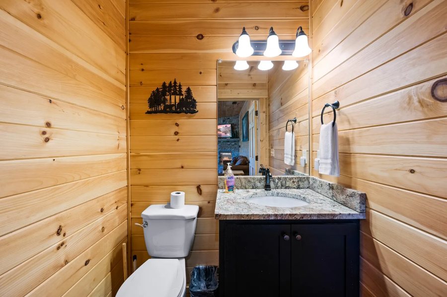Timber Ridge Lodge Walking Distance From Gatlinburg Downtown — Bathroom
