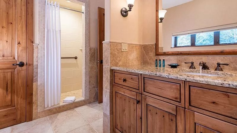 Timberholm Inn — Bathroom