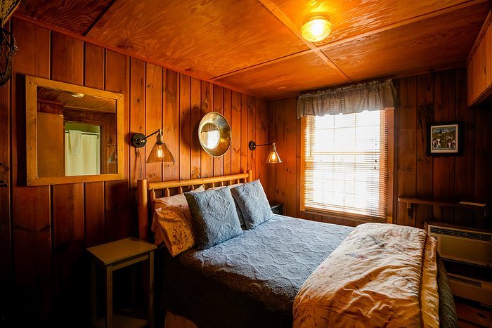 Timberholm Inn — Guest room