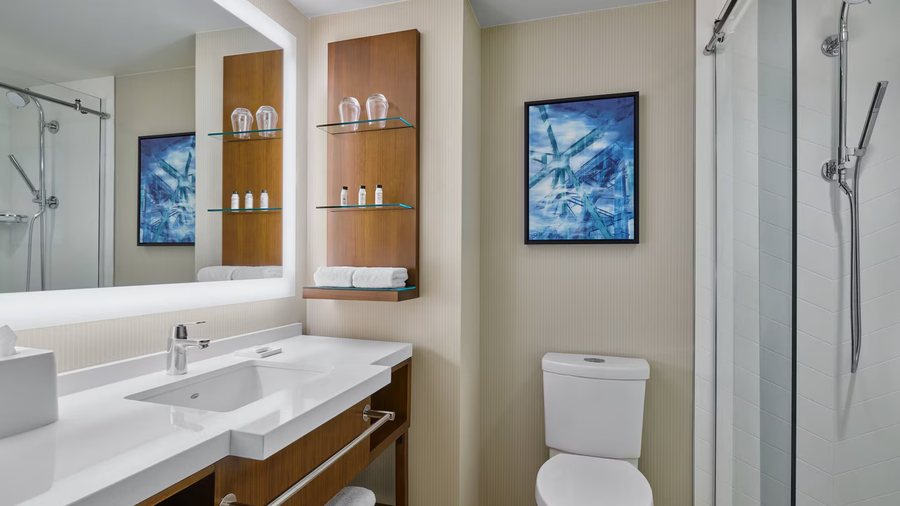 Timbers Inn Suites — Bathroom
