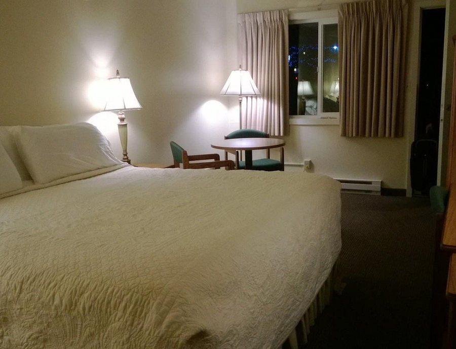 Timbers Inn Suites — Guest room