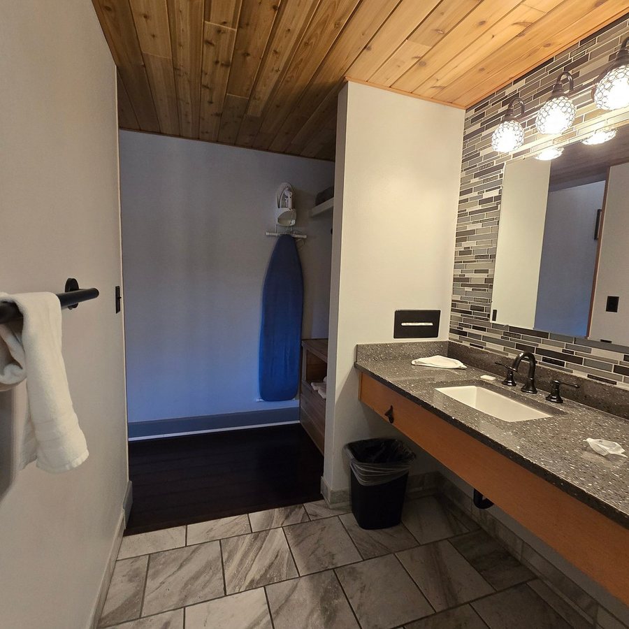 Timbers Motel — Bathroom