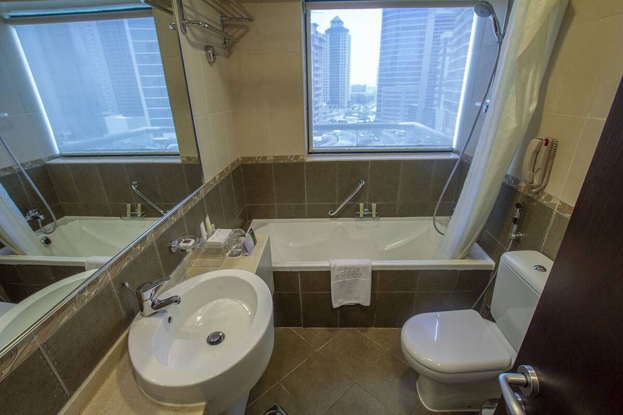 TIME Oak Hotel Suites — Bathroom